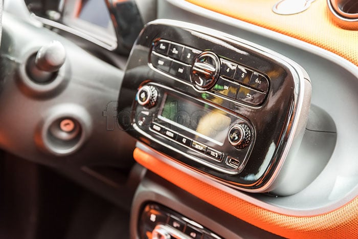 Installing_car_stereo